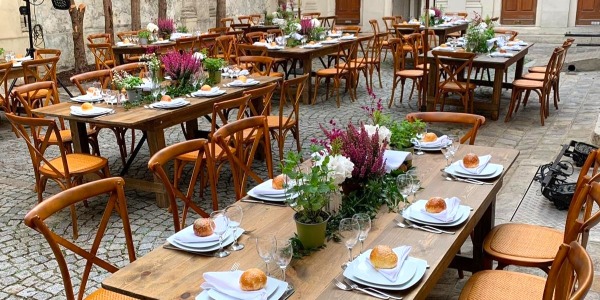 Comment choisir le mobilier pour un anniversaire en extérieur ?